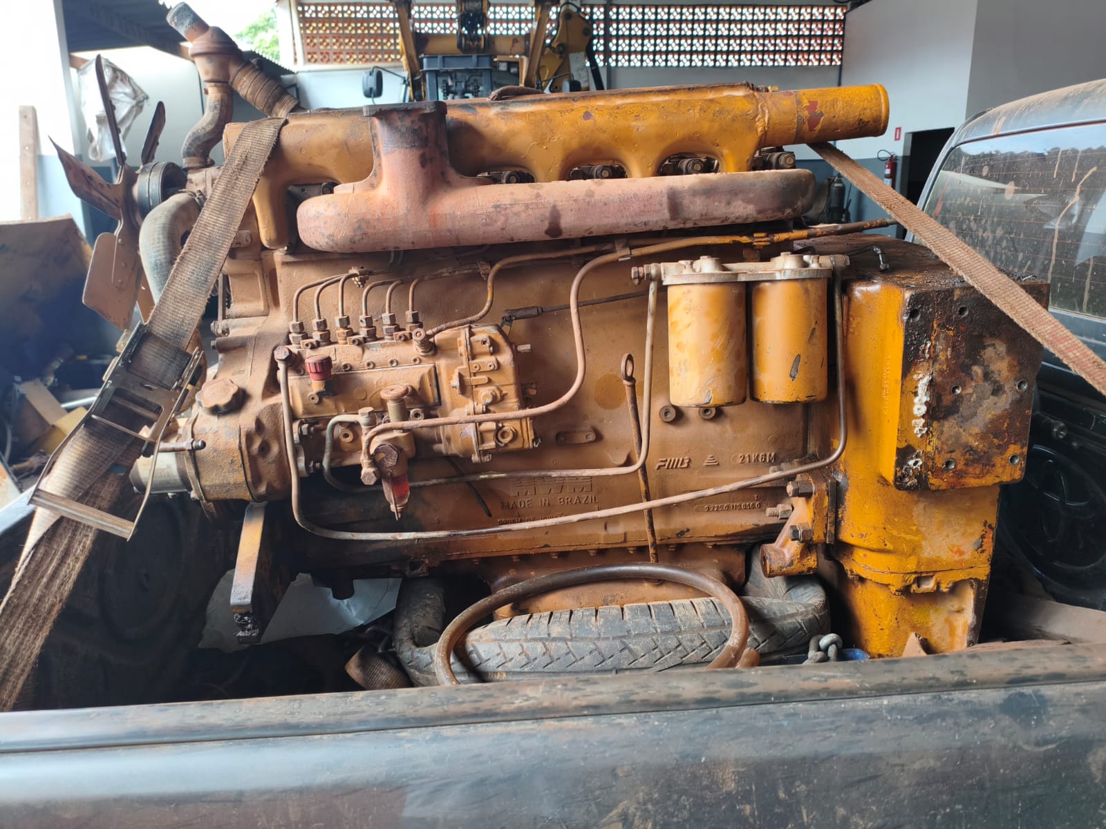 Motor instalado em máquina pesada durante avaliação técnica