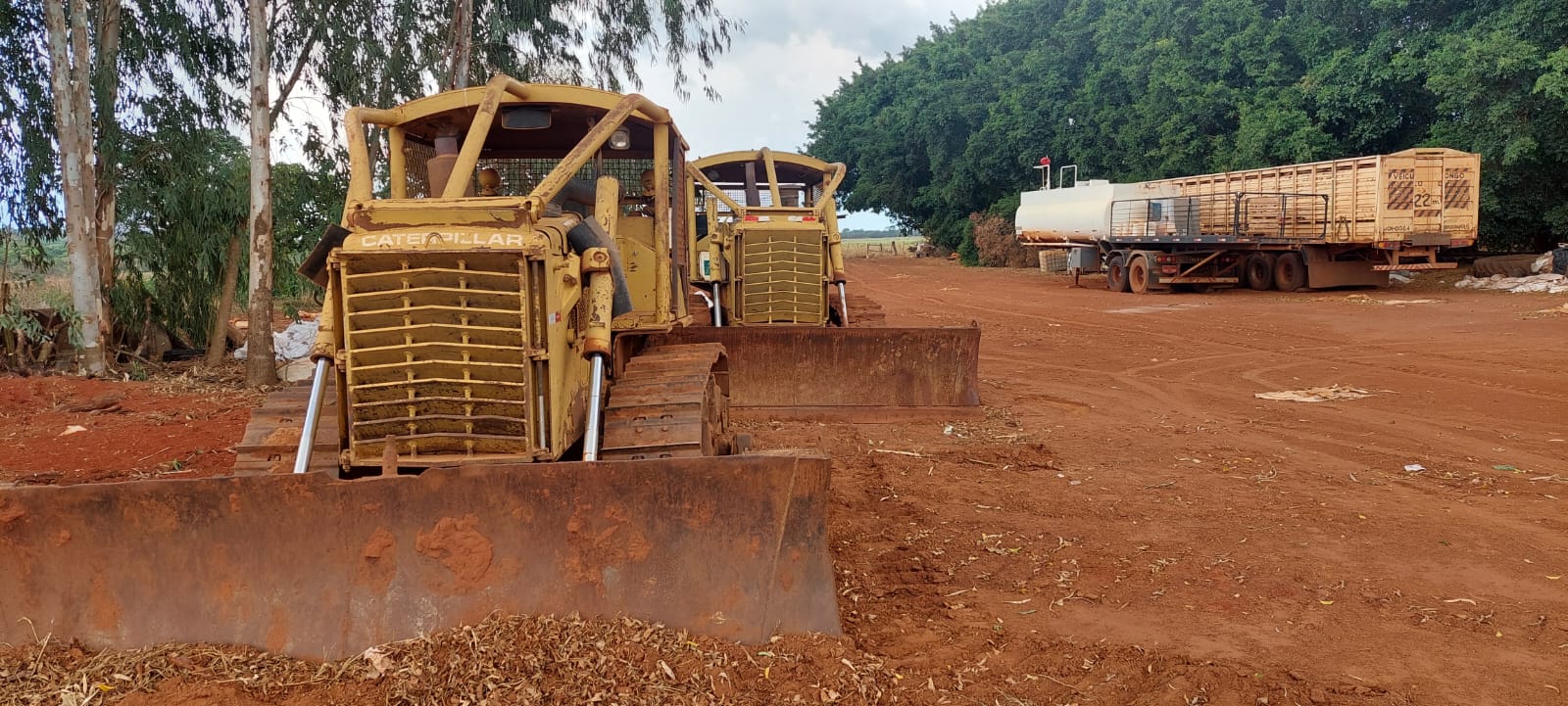 Máquinas de esteira Caterpillar em atendimento de campo