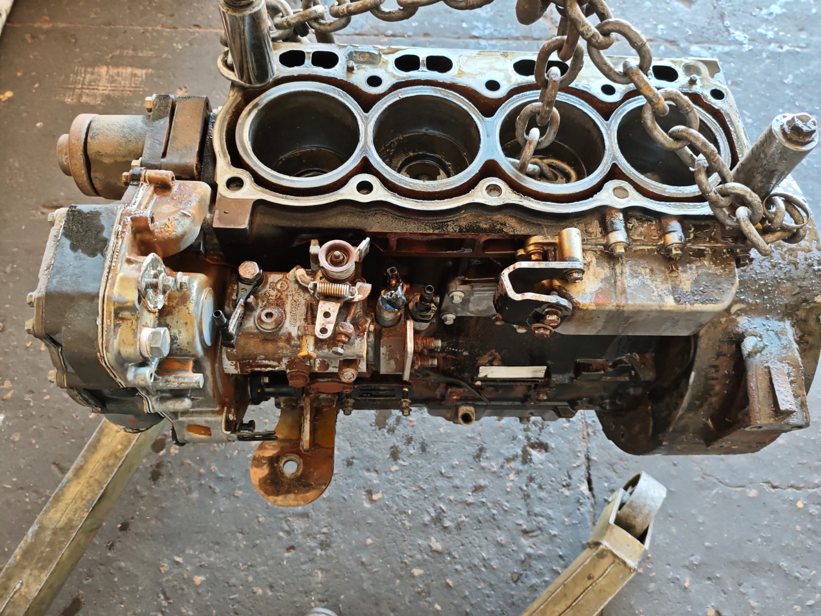 Motor aberto antes da revisão com cilindros expostos