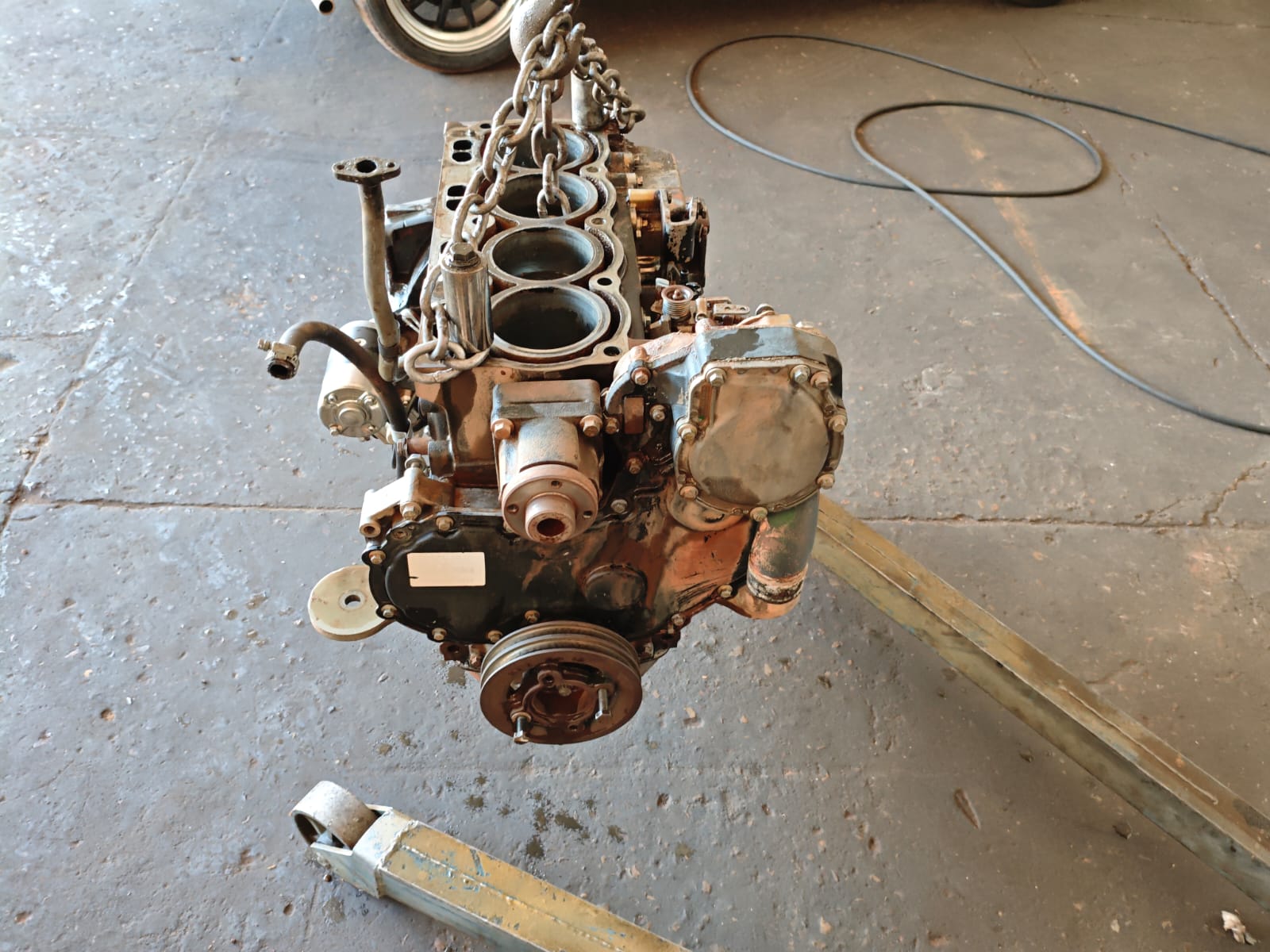 Parte superior do motor aberta para inspeção interna