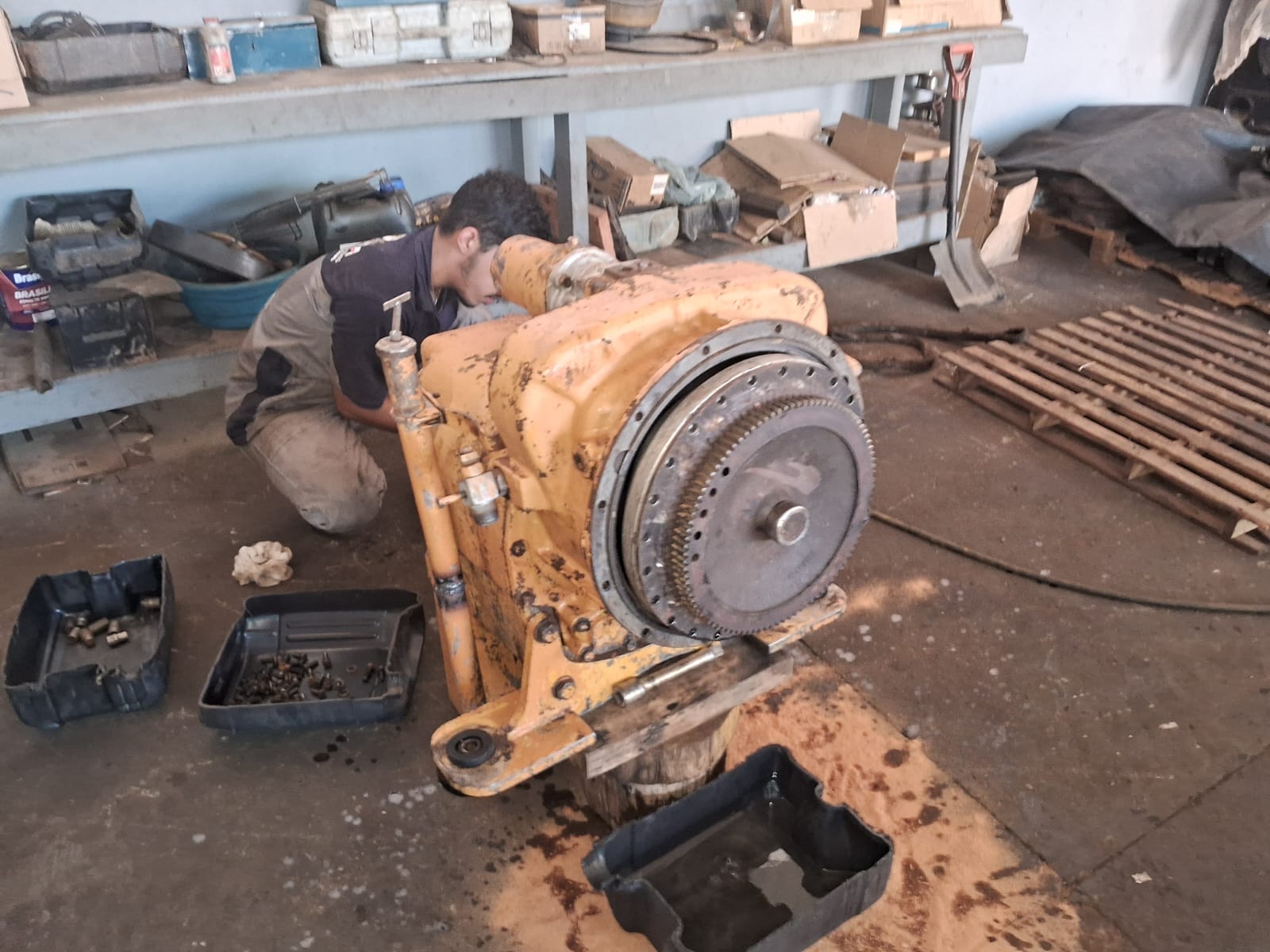 Conjunto de transmissão fora da máquina durante desmontagem